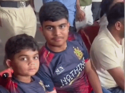 मोहाली स्टेडियम में IPL मैच के दौरान दर्शक दीर्घा में भाई के साथ गर्वित।
