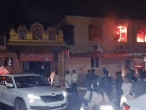 पंचकूला के शिव मंदिर में आग लगने के बाद मौके पर पहुंची फायर ब्रिगेड की गाड़ियां।