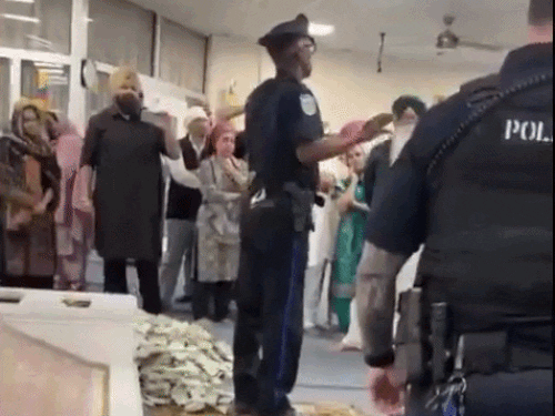 इस दौरान एक महिला नंगे सिर वाले पुलिसकर्मी को गोलक का विवाद बताती हुई नजर आई।