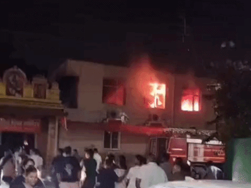 पंचकूला के सेक्टर-9 स्थित शिव मंदिर में लगी आग। - Dainik Bhaskar