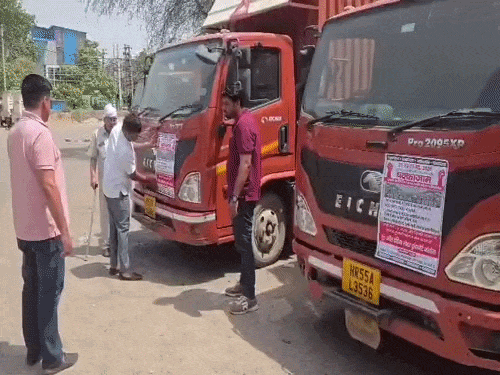 गुरुग्राम में ट्रकों की हड़ताल के दौरान अपने वाहन पर चक्का जाम का पोस्टर लगाता ट्रांसपोर्टर। - Dainik Bhaskar