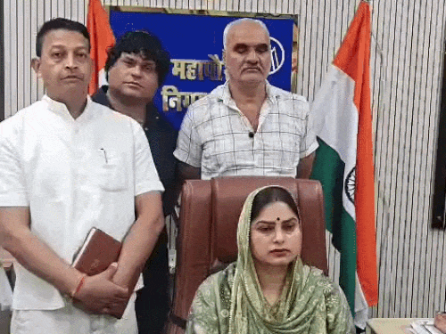 मानेसर में सफाई एजेंसी द्वारा काम रोके जाने को लेकर पार्षदों के साथ मीटिंग करती मेयर डॉ. इंद्रजीत यादव।