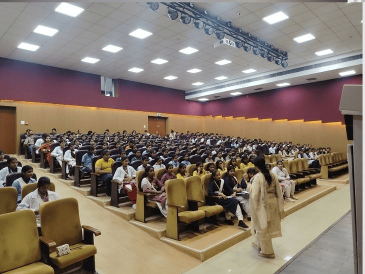 पीजीआई में पहुंचे हिमाचल प्रदेश 800 स्कूली विद्यार्थियों। - Dainik Bhaskar