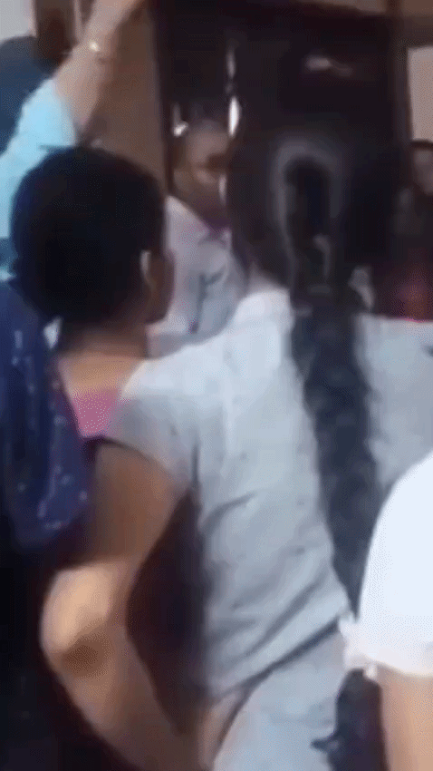 वायरल वीडियो में गर्ल्स हॉस्टल के अंदर मैनेजमेंट और मेल फैकल्टी छात्राओं पर दबाव बनाते नज़र आ रहे है