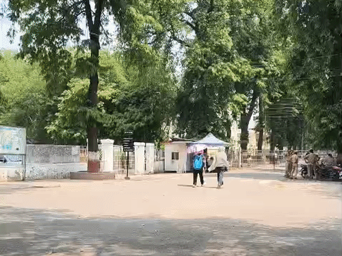 लखनऊ में सुबह से तेज धूप और भीषण गर्मी की वजह से लोग छाता और गमछा लेकर घर से निकले।