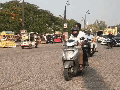 लखनऊ में सुबह से गम्र हवाओं के थपेड़े चल रहे हैं। लोग सिर और चेहरा ढककर घरों से निकल रहे हैं।