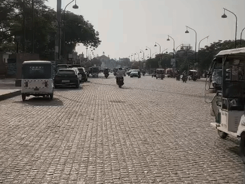 लखनऊ में सुबह से तेज धूप निकली है।