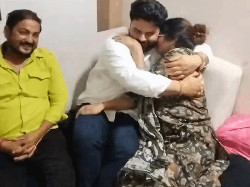 राज सिंह ने अपनी मां को गले लगा लिया। मां और राज सिंह दोनों की आंखें भर आईं।