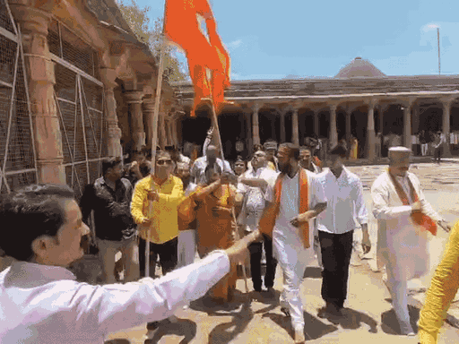 आरती के बाद केंद्रीय मंत्री सावित्री ठाकुर ने भगवा ध्वज फहराया था।