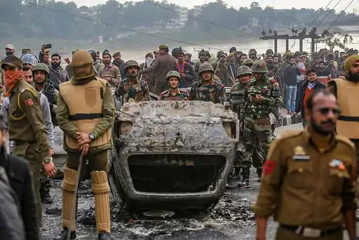 ये तस्वीर पुलवामा हमले के कुछ देर बाद मौके पर मौजूद सुरक्षाबलों की है। तस्वीर में दिख रही गाड़ी पर सवार होकर ही आतंकियों ने इस दर्दनाक हादसे को अंजाम दिया था।