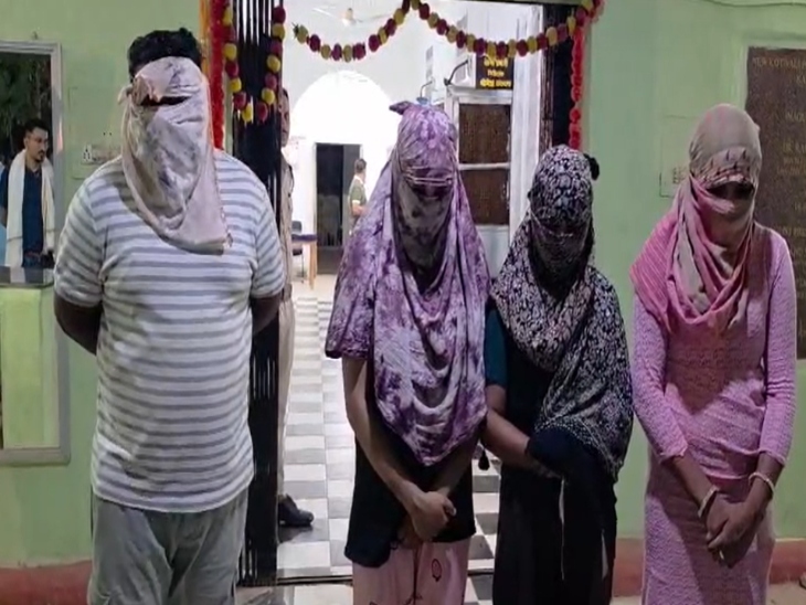 पुलिस ने चारों के खिलाफ केस दर्ज कर आगे की कार्रवाई में जुट गई है।