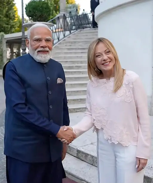 प्रधानमंत्री मोदी ने इटली की प्रधानमंत्री जॉर्जिया मेलोनी से हाथ मिलाने के बाद फोटो खिंचवाईं।