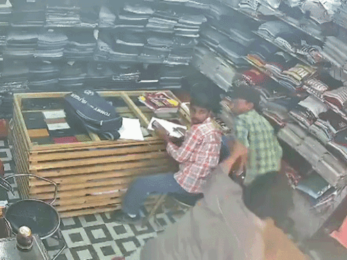 हमला करते आरोपियों की वारदात CCTV में कैद। - Dainik Bhaskar