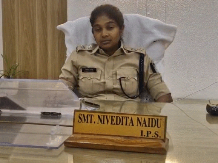 एसपी निवेदिता नायडू ने मामले की जांच कराई, जिसमें पुलिसकर्मियों पर आरोप साबित हुए हैं।