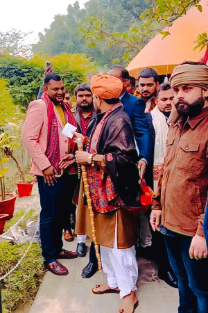 राज ने अपने फेसबुक अकाउंट पर भाजपा के पूर्व सांसद बृजभूषण सिंह के साथ भी रील पोस्ट की है।