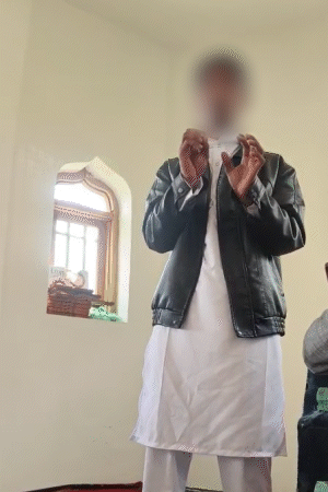 एक वीडियो में बच्चे को कलमा पढ़वाते दिखाया गया।