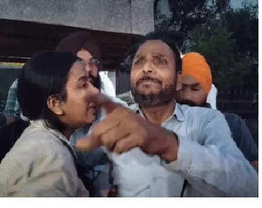 हत्मया के बाद विलाप करते मृतक के पिता। फाइल फोटो