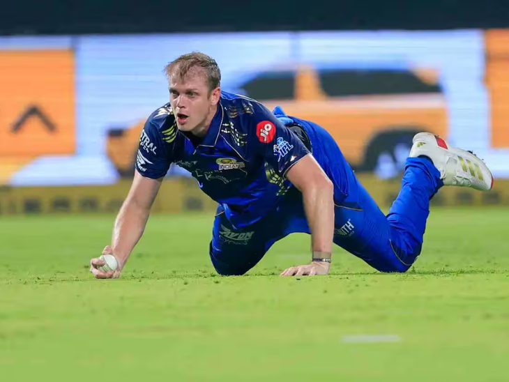 बॉश ने शानदार कैच पकड़ पॉवेल को 40 रन पर पवेलियन भेजा।