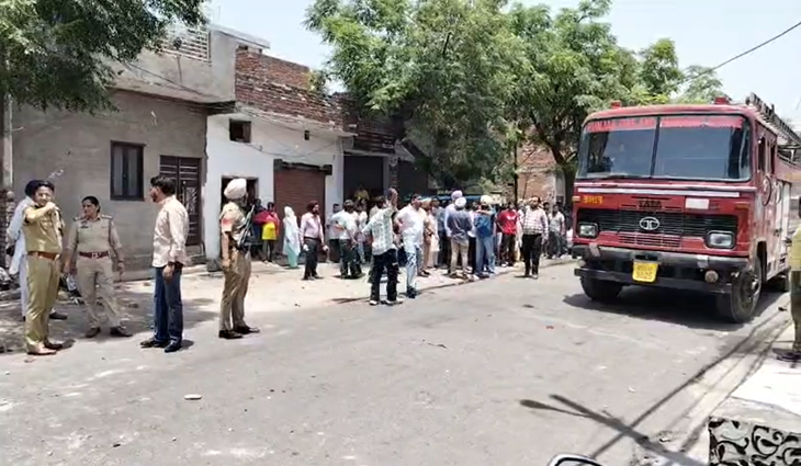 A large crowd gathered outside the house. The fire brigade was called to extinguish the fire.
