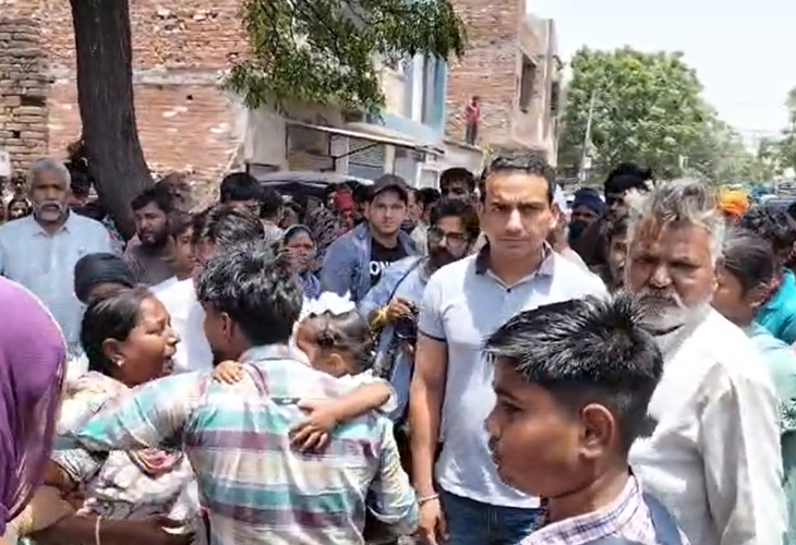 After the blast, the family members were seen wailing.