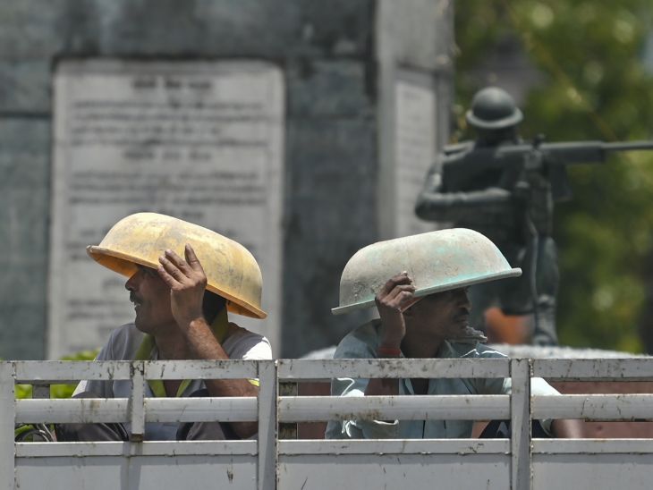 यूपीच्या प्रयागराजमध्ये 21 मे रोजी दिवसाचे तापमान 45°C पेक्षा जास्त होते. या भाजून काढणाऱ्या उष्णतेत दोन मजूर डोक्यावर तसला झाकून बसलेले दिसले.