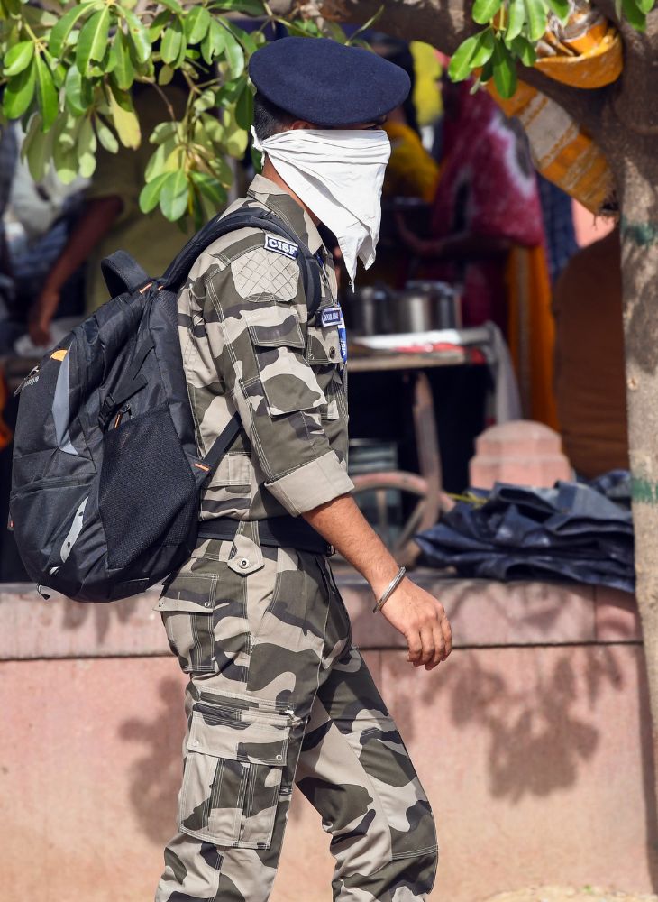 दिल्लीत २१ मे रोजी कमाल तापमान ४५°C पेक्षा जास्त होते. कडक उन्हापासून वाचण्यासाठी चेहरा झाकून जाणारा एक सुरक्षा कर्मचारी.