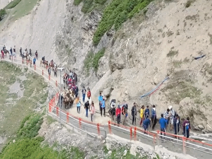 अमरनाथ यात्रा को श्रद्धालु पैदल या खच्चरों पर बैठकर पूरी करते हैं। (फाइल फोटो)