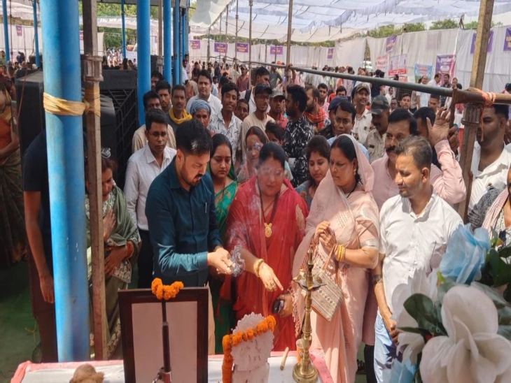 शिविर में बड़ी संख्या में ग्रामीण पहुंचे - Dainik Bhaskar