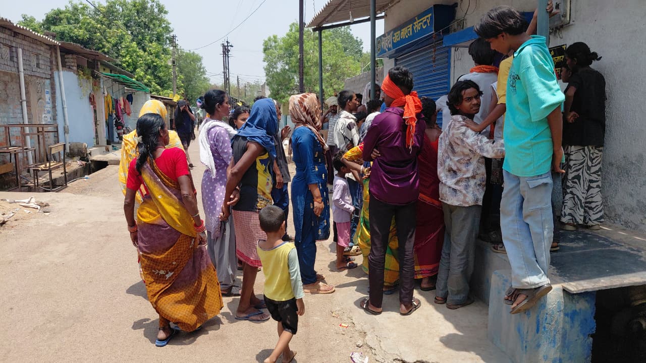 लोगों ने बताया कि दो दिन पहले कुछ युवकों ने मारपीट भी की थी।