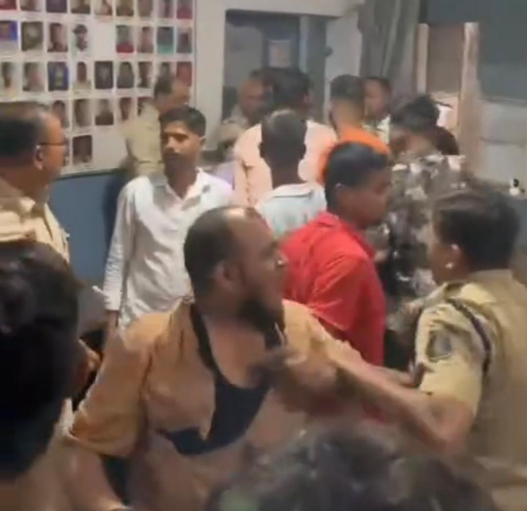 छावनी थाना के अंदर जमकर हुई धक्का-मुक्की।