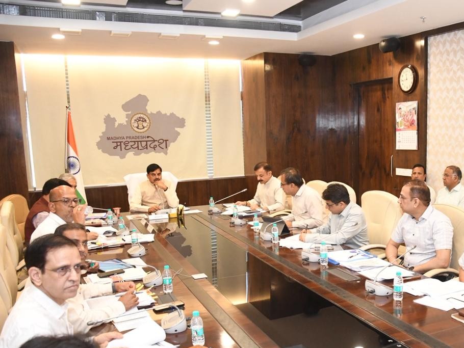 मंत्रालय में स्कूल शिक्षा विभाग की योजनाओं की समीक्षा करते मुख्यमंत्री डॉ मोहन यादव। - Dainik Bhaskar