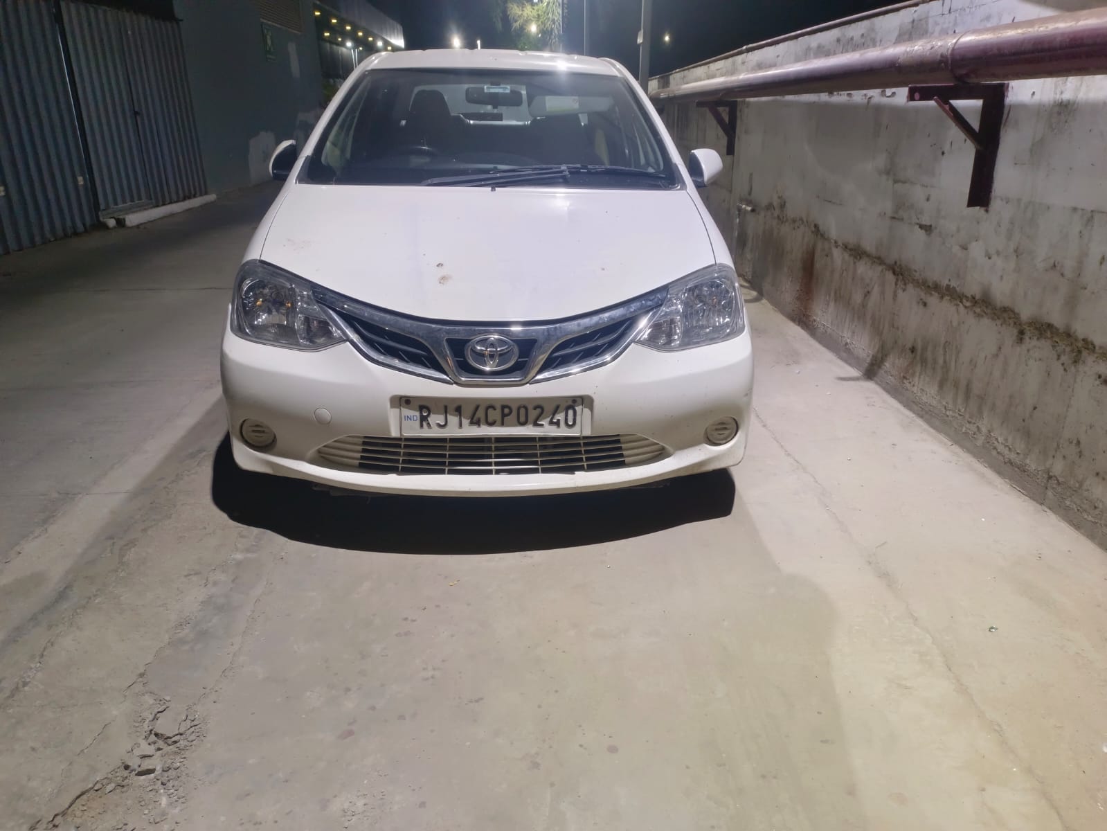 इस कार से हादसा हुआ है। बच्ची के परिजन इसी कार से घायल को अस्पताल लेकर पहुंचे थे।