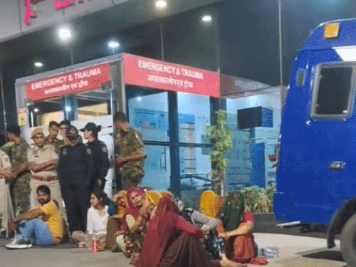ईएचसीसी हॉस्पिटल के बाहर बैठे हुए बच्ची के परिजन।