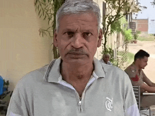 कत्ल के बारे में जानकारी देते बसपा नेता।