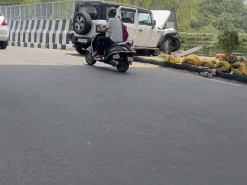 गाड़ी डिवाइडर पर चड़ गई और कोने से टकरा गई।
