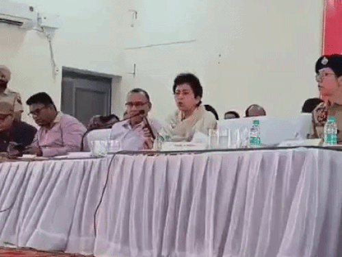 नगर परिषद के एमई को फटकार लगाती सांसद कुमारी सैलजा।