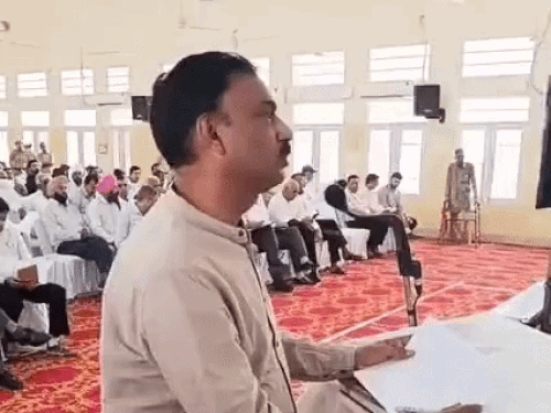 सांसद सैलजा के सामने सफाई देते नगर परिषद एमई नरेंद्र पवार।
