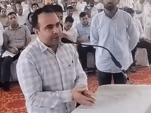 पेयजल समस्या को लेकर जवाब देते पब्लिक हेल्थ एक्सईएन बलविंद्र नैन।