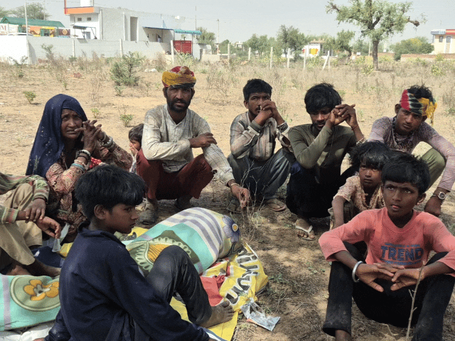 शव को लेकर परिजन मौके पर ही बैठ गए।