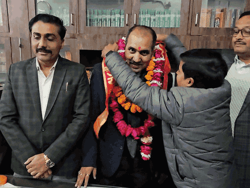 यह तस्वीर सपा पार्षद ललित किशोर तिवारी की है। जब कोर्ट से उन्हें निर्वाचित घोषित किया गया, तब उनके साथियों ने बधाई दी थी। (फाइल फोटो)