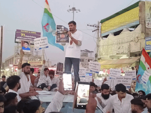 NSUI के राष्ट्रीय अध्यक्ष विनोद जाखड़ ने गाड़ी पर चढ़कर आक्रोश मार्च को संबोधित किया।