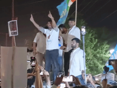 आक्रोश मार्च के बाद NSUI राष्ट्रीय अध्यक्ष विनोद जाखड़ ने कहा कि- 10 दिन में केंद्रीय मंत्री धर्मेंद्र प्रधान ने इस्तीफा नहीं दिया तो युवा दिल्ली कूच करेंगे।
