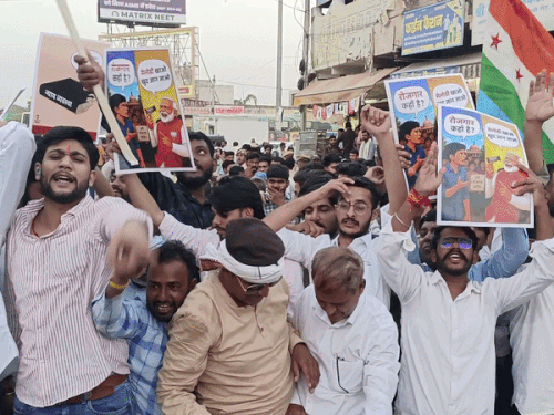 प्रदर्शनकारियों ने हाथों में पोस्टर लेकर केंद्र सरकार और NTA के विरुद्ध नारेबाजी की।