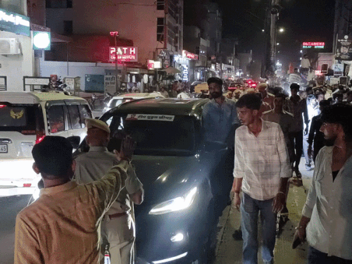 यूथ कांग्रेस जिलाध्यक्ष की गाड़ी राॅन्ग साइड से गुजरने‌ लगी तो पुलिसकर्मियों ने रोक दिया।
