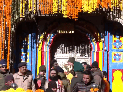 सेना के जवान 22 अप्रैल को केदारनाथ में आम लोगों के लिए मंदिर का मुख्य द्वार खोल रहे हैं।