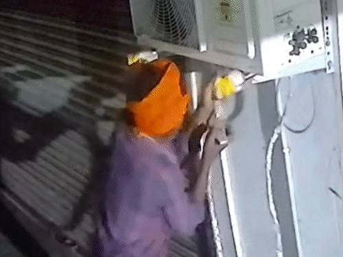 चोर बैक-टू-बैक कुछ जगहों से AC के कॉपर पाइप चुरा रहे हैं