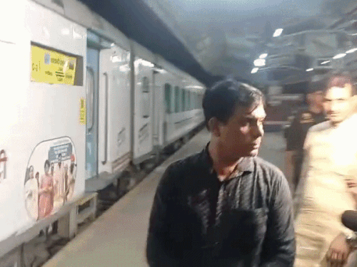 ट्रेन रूकने का इंतजार करते भाजपा नेता।