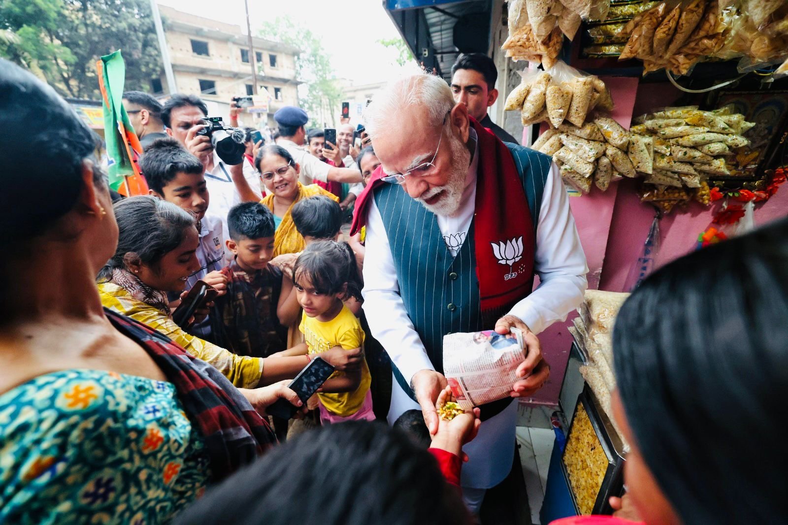 पीएम ने वहां मौजूद बच्चों के हाथ में झालमुड़ी दी थी।