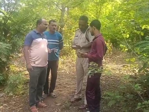 आवश्यक कार्रवाई करते हुए पुलिसकर्मी