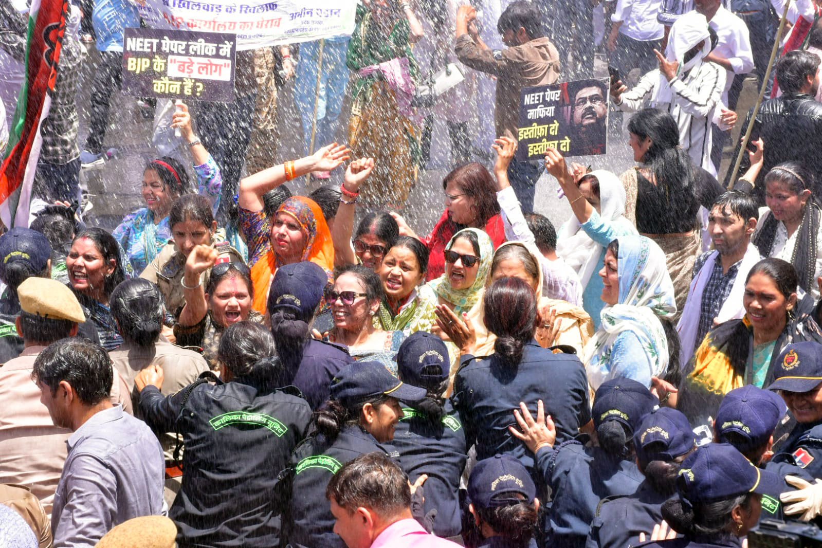 राजस्थान के जयपुर में गुरुवार को कांग्रेस कार्यकर्ताओं ने नीट पेपर लीक के विरोध में प्रदर्शन किया।